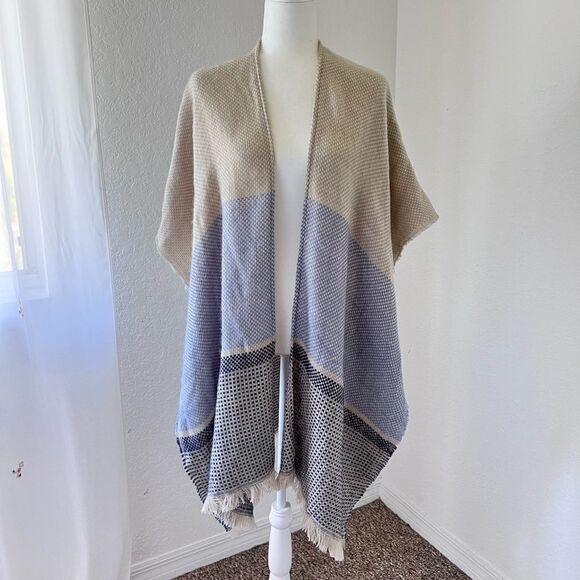 Do everything in Love poncho - Picture 1 of 5